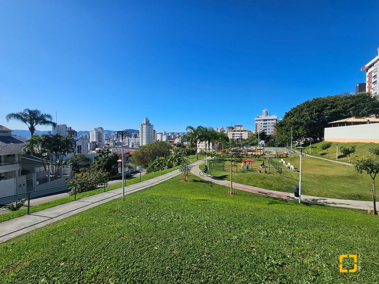 Casa com 350m², 4 quartos (sendo 3 suítes), 2 garagens, no bairro Canto em Florianópolis