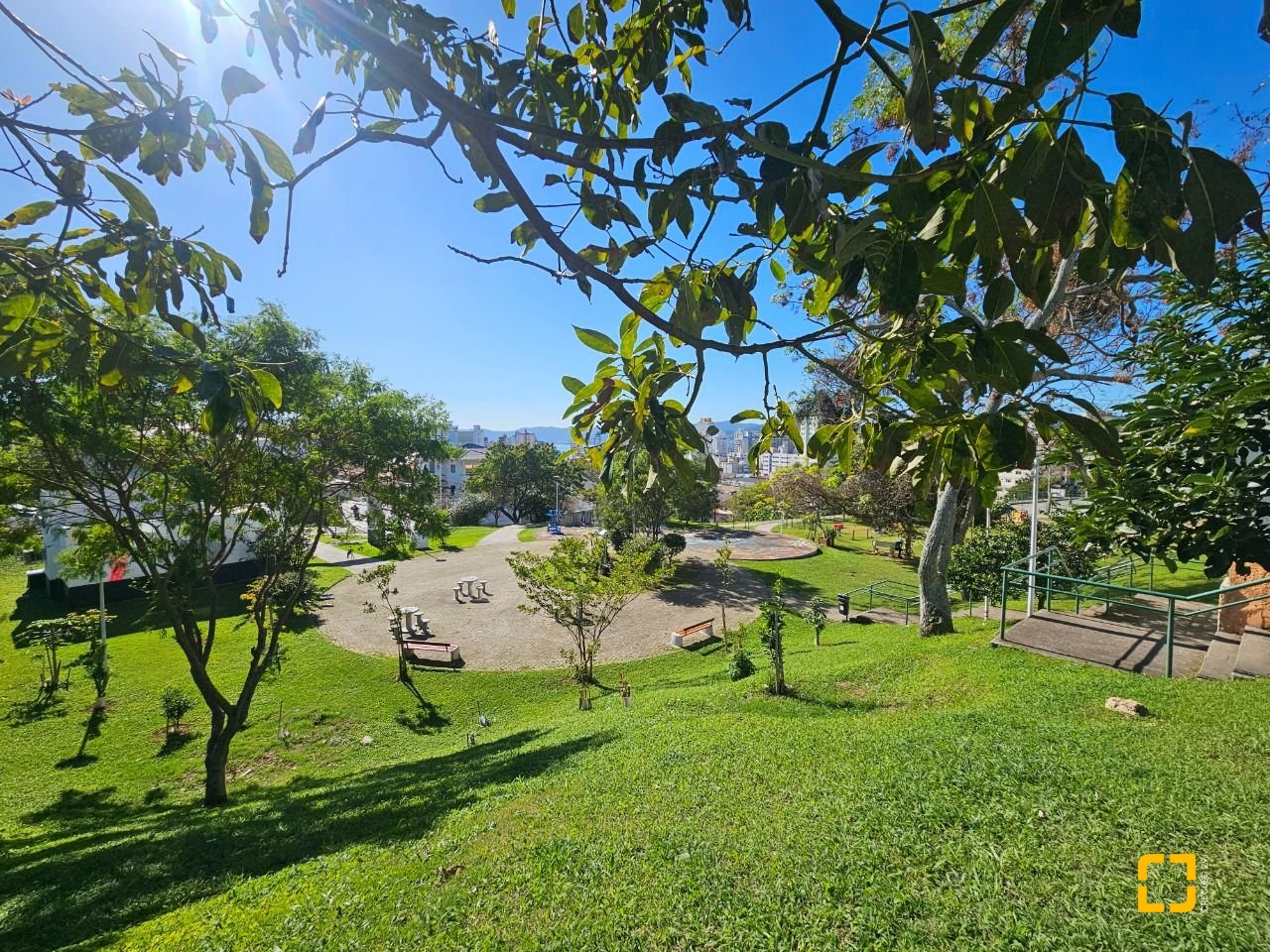 Casa com 350m², 4 quartos (sendo 3 suítes), 2 garagens, no bairro Canto em Florianópolis