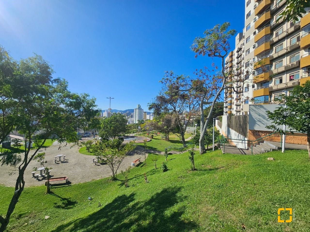 Casa com 350m², 4 quartos (sendo 3 suítes), 2 garagens, no bairro Canto em Florianópolis