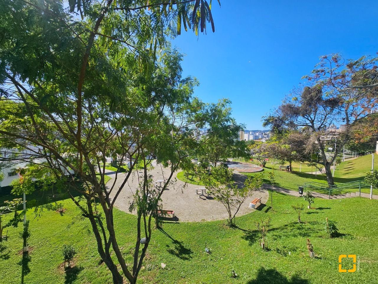 Casa com 350m², 4 quartos (sendo 3 suítes), 2 garagens, no bairro Canto em Florianópolis