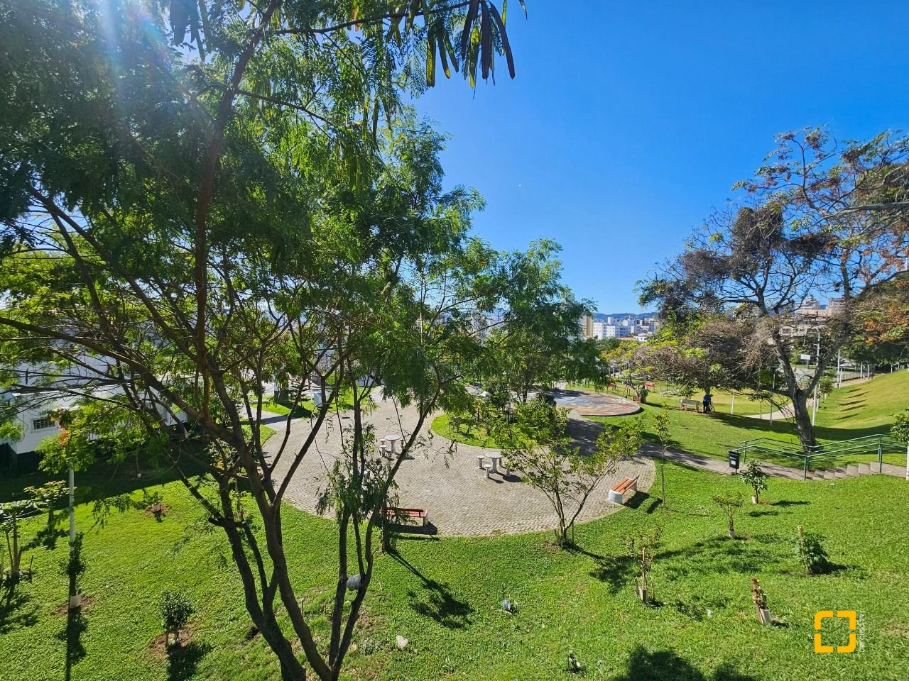 Casa com 350m², 4 quartos (sendo 3 suítes), 2 garagens, no bairro Canto em Florianópolis