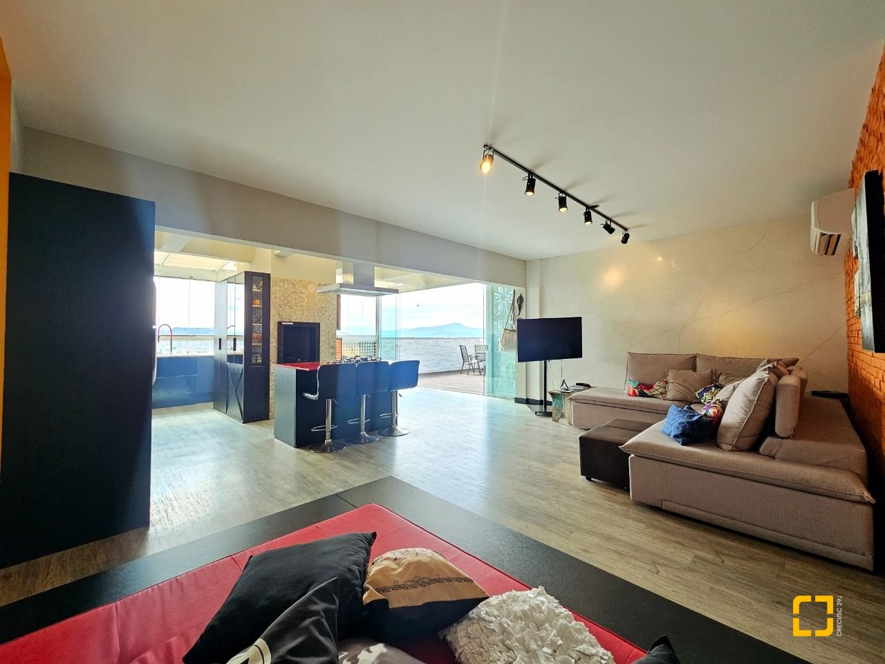 Cobertura com 170m², 6 quartos (sendo 3 suítes), 2 garagens, no bairro Estreito em Florianópolis