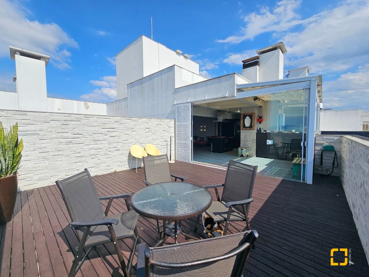 Cobertura com 170m², 6 quartos (sendo 3 suítes), 2 garagens, no bairro Estreito em Florianópolis