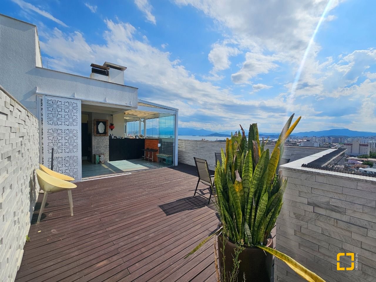 Cobertura com 170m², 6 quartos (sendo 3 suítes), 2 garagens, no bairro Estreito em Florianópolis