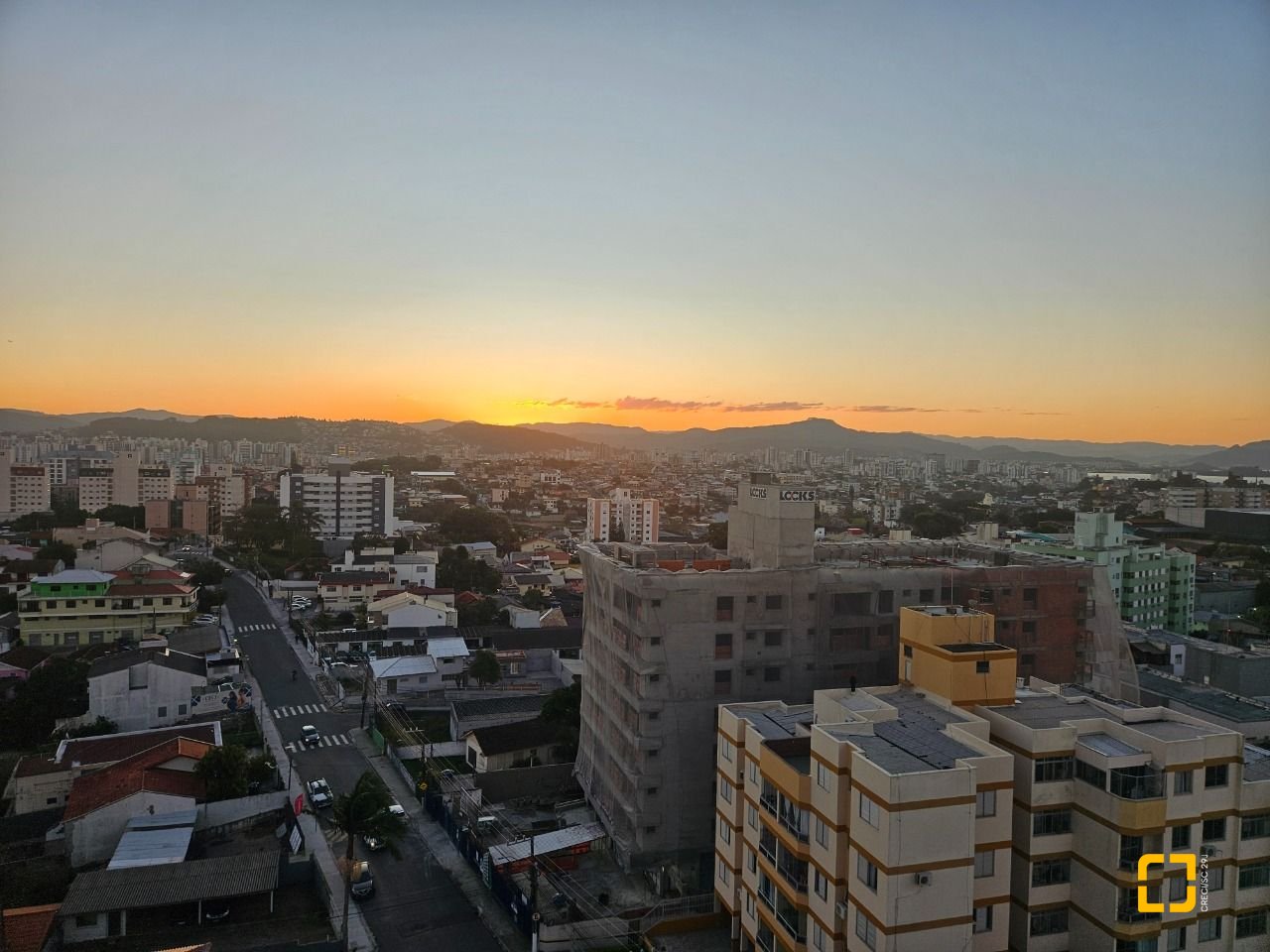 Cobertura com 170m², 6 quartos (sendo 3 suítes), 2 garagens, no bairro Estreito em Florianópolis