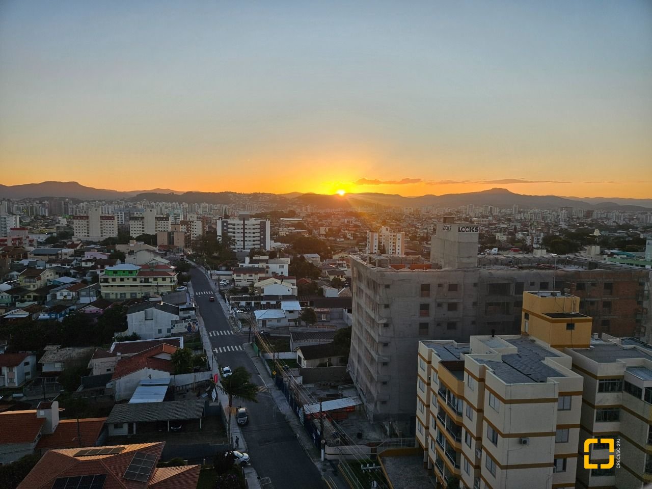 Cobertura com 170m², 6 quartos (sendo 3 suítes), 2 garagens, no bairro Estreito em Florianópolis