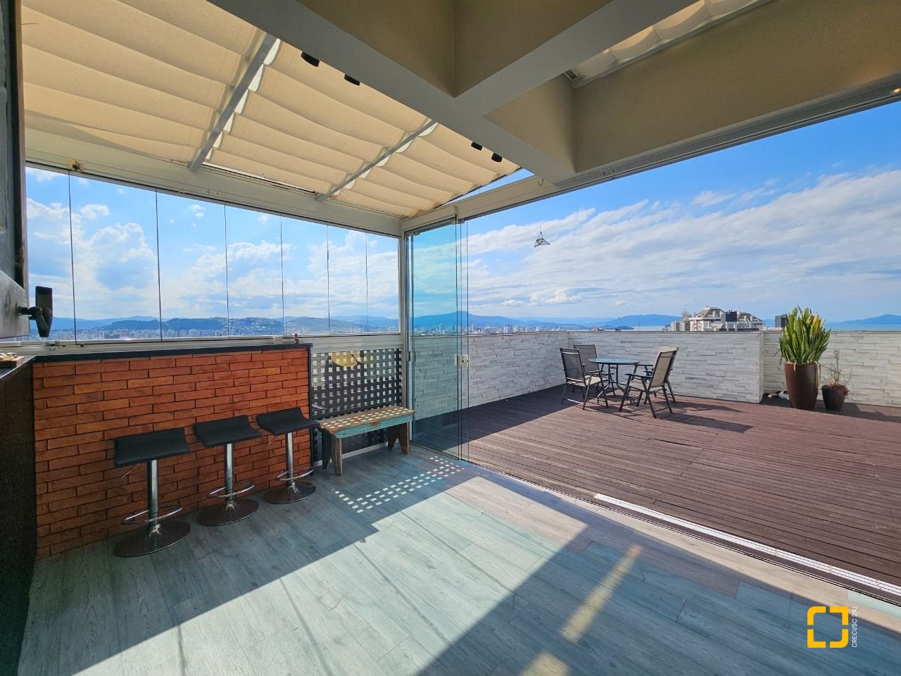 Cobertura com 170m², 6 quartos (sendo 3 suítes), 2 garagens, no bairro Estreito em Florianópolis