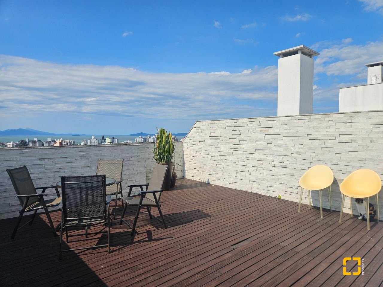 Cobertura com 170m², 6 quartos (sendo 3 suítes), 2 garagens, no bairro Estreito em Florianópolis