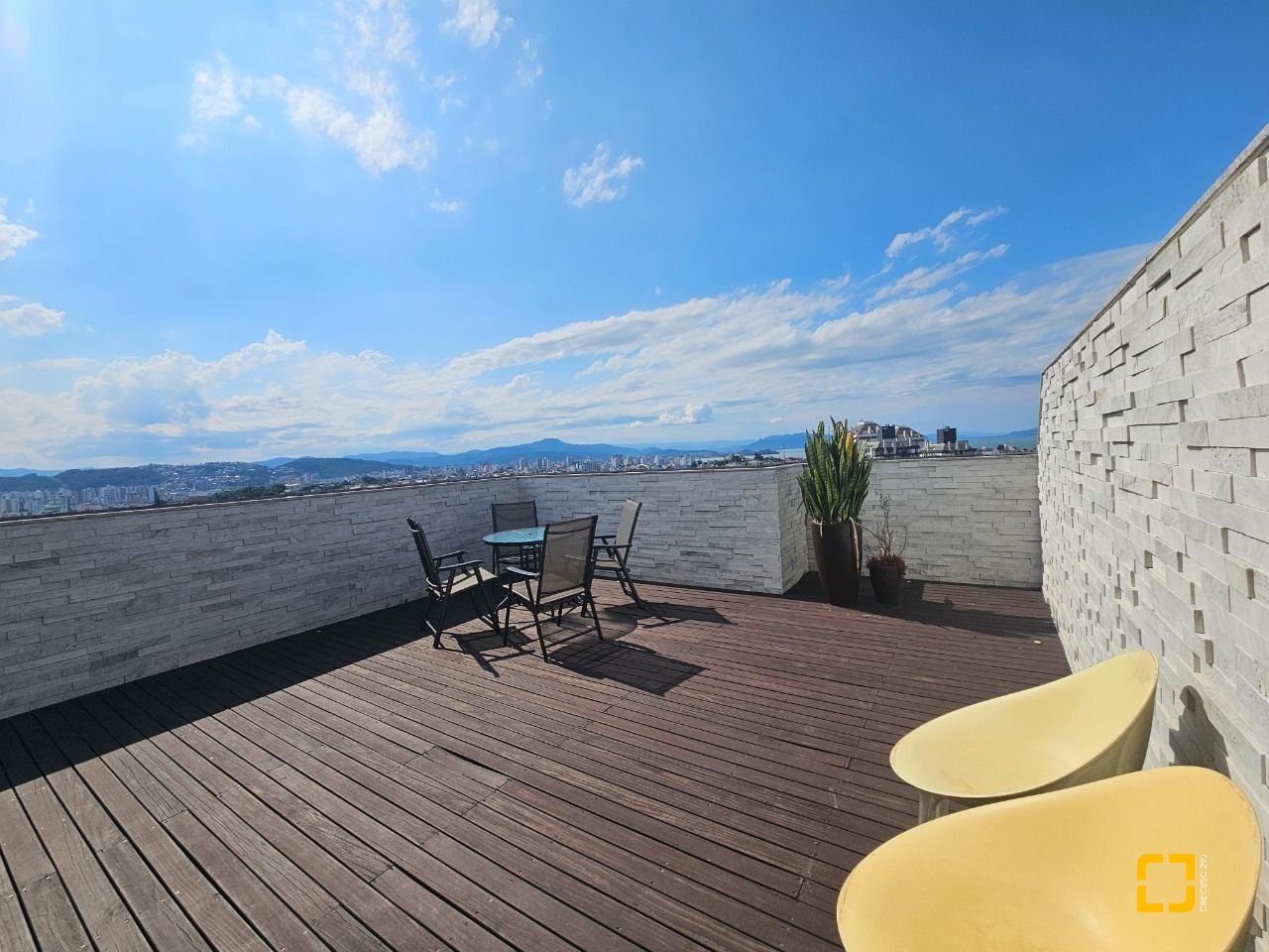 Cobertura com 170m², 6 quartos (sendo 3 suítes), 2 garagens, no bairro Estreito em Florianópolis