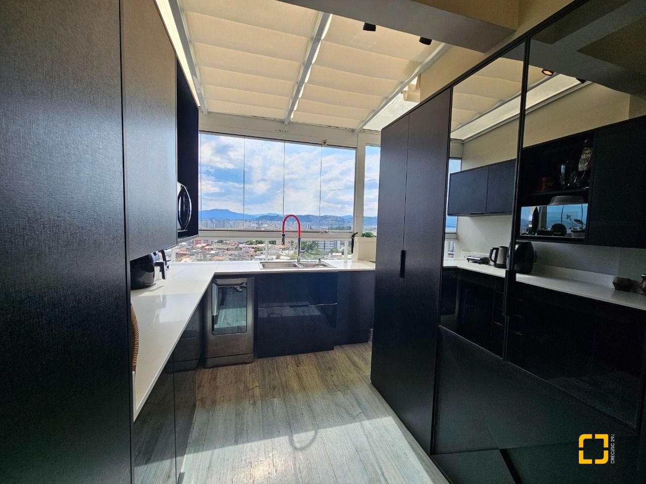 Cobertura com 170m², 6 quartos (sendo 3 suítes), 2 garagens, no bairro Estreito em Florianópolis