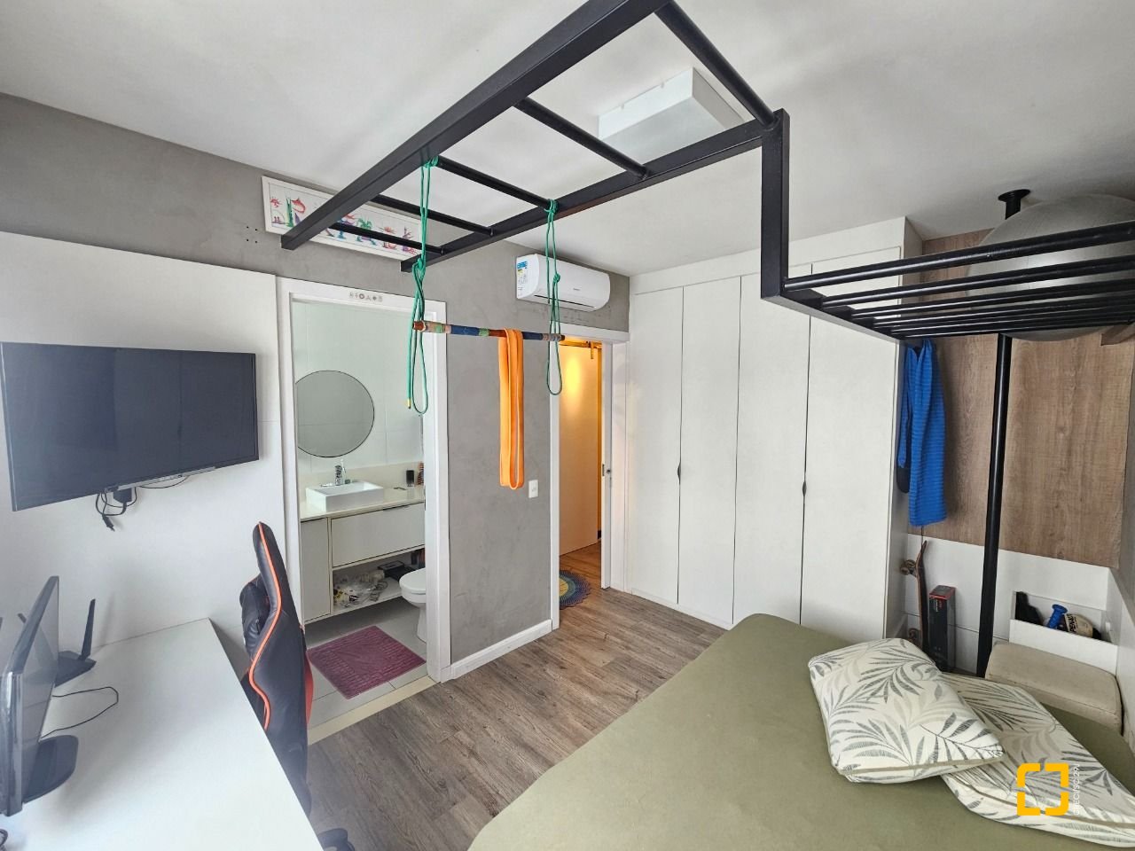 Cobertura com 170m², 6 quartos (sendo 3 suítes), 2 garagens, no bairro Estreito em Florianópolis