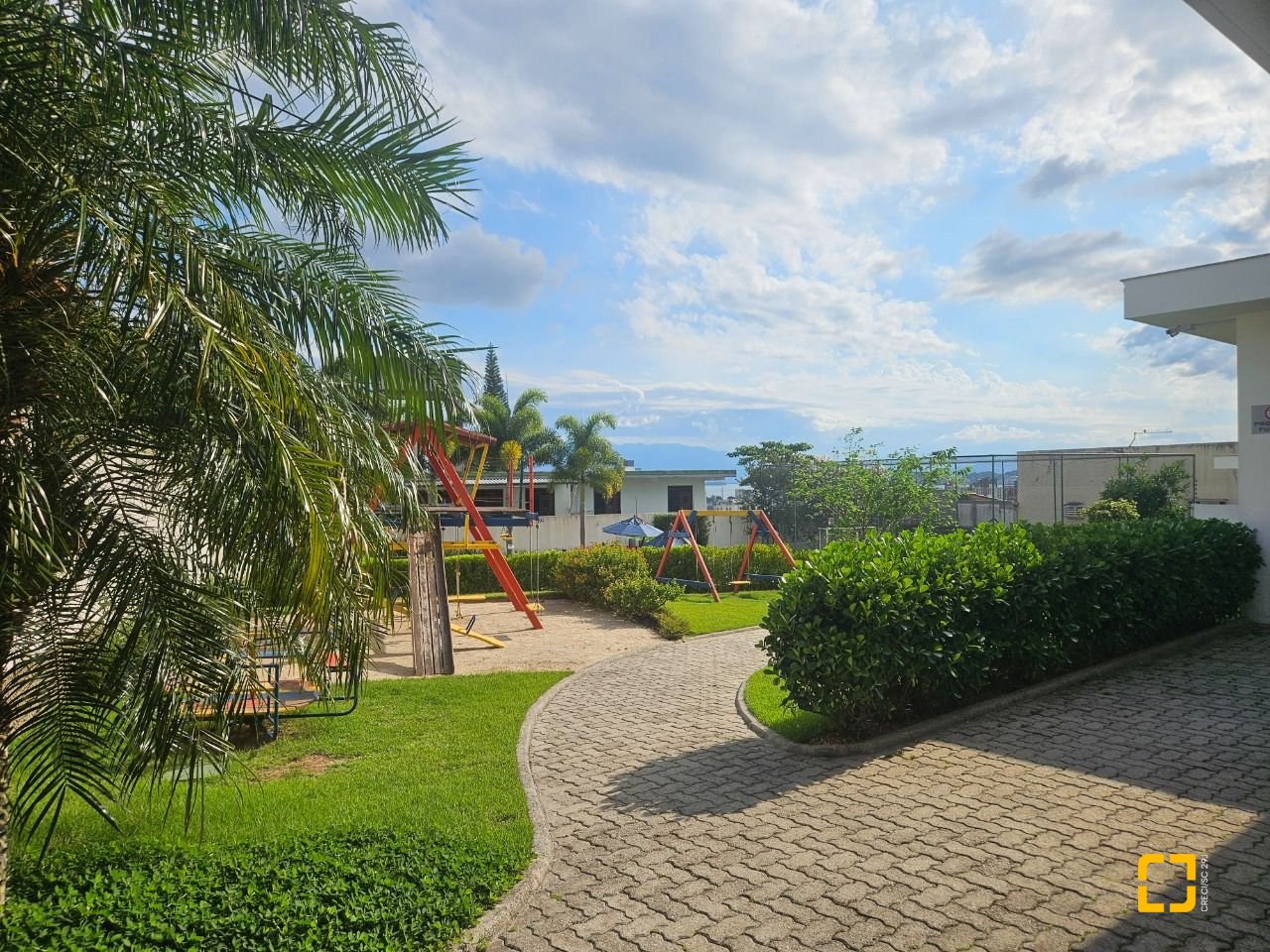 Cobertura com 170m², 6 quartos (sendo 3 suítes), 2 garagens, no bairro Estreito em Florianópolis