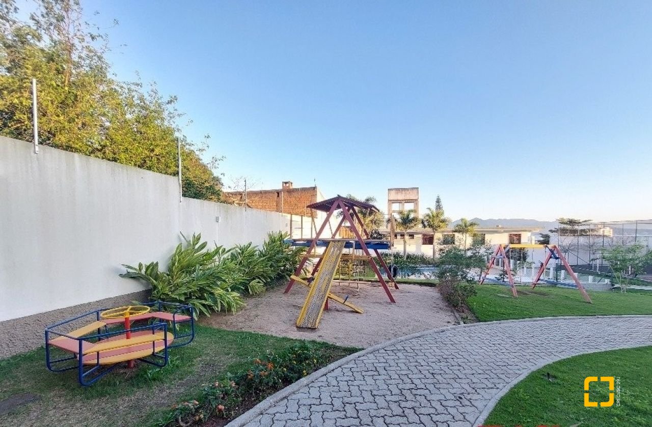 Cobertura com 170m², 6 quartos (sendo 3 suítes), 2 garagens, no bairro Estreito em Florianópolis
