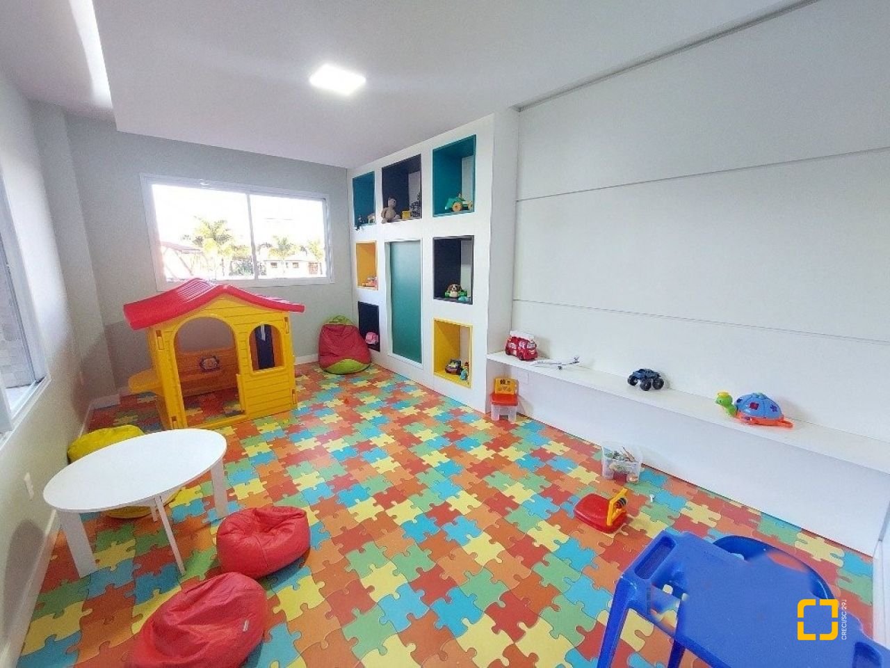 Cobertura com 170m², 6 quartos (sendo 3 suítes), 2 garagens, no bairro Estreito em Florianópolis