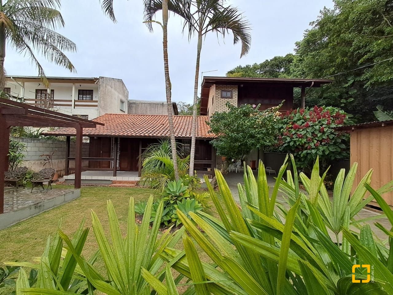 Casa com 75m², 3 quartos (sendo 1 suíte), 4 garagens, no bairro Ingleses do Rio Vermelho em Florianópolis