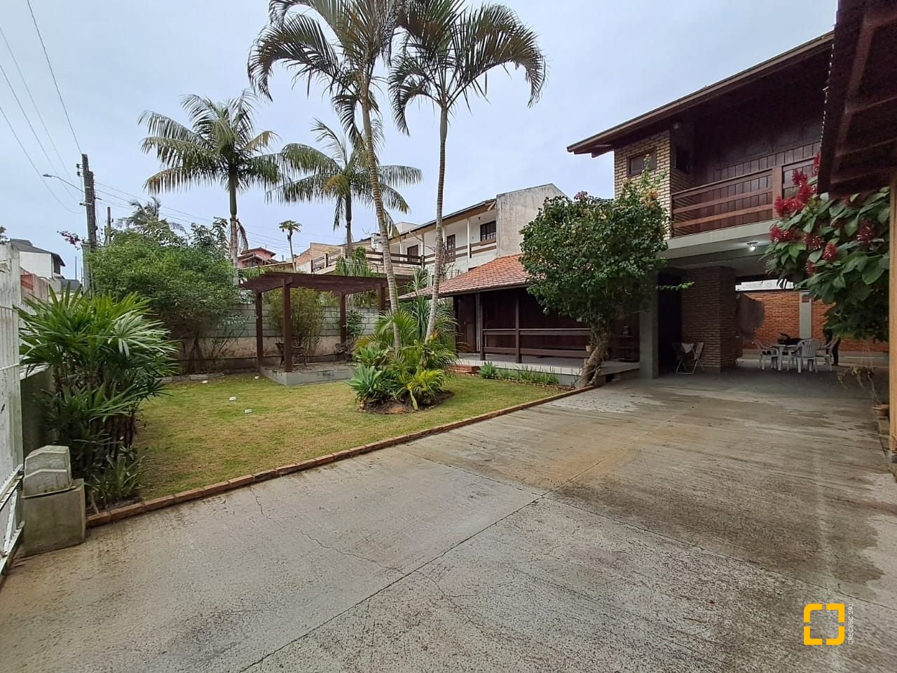 Casa com 75m², 3 quartos (sendo 1 suíte), 4 garagens, no bairro Ingleses do Rio Vermelho em Florianópolis