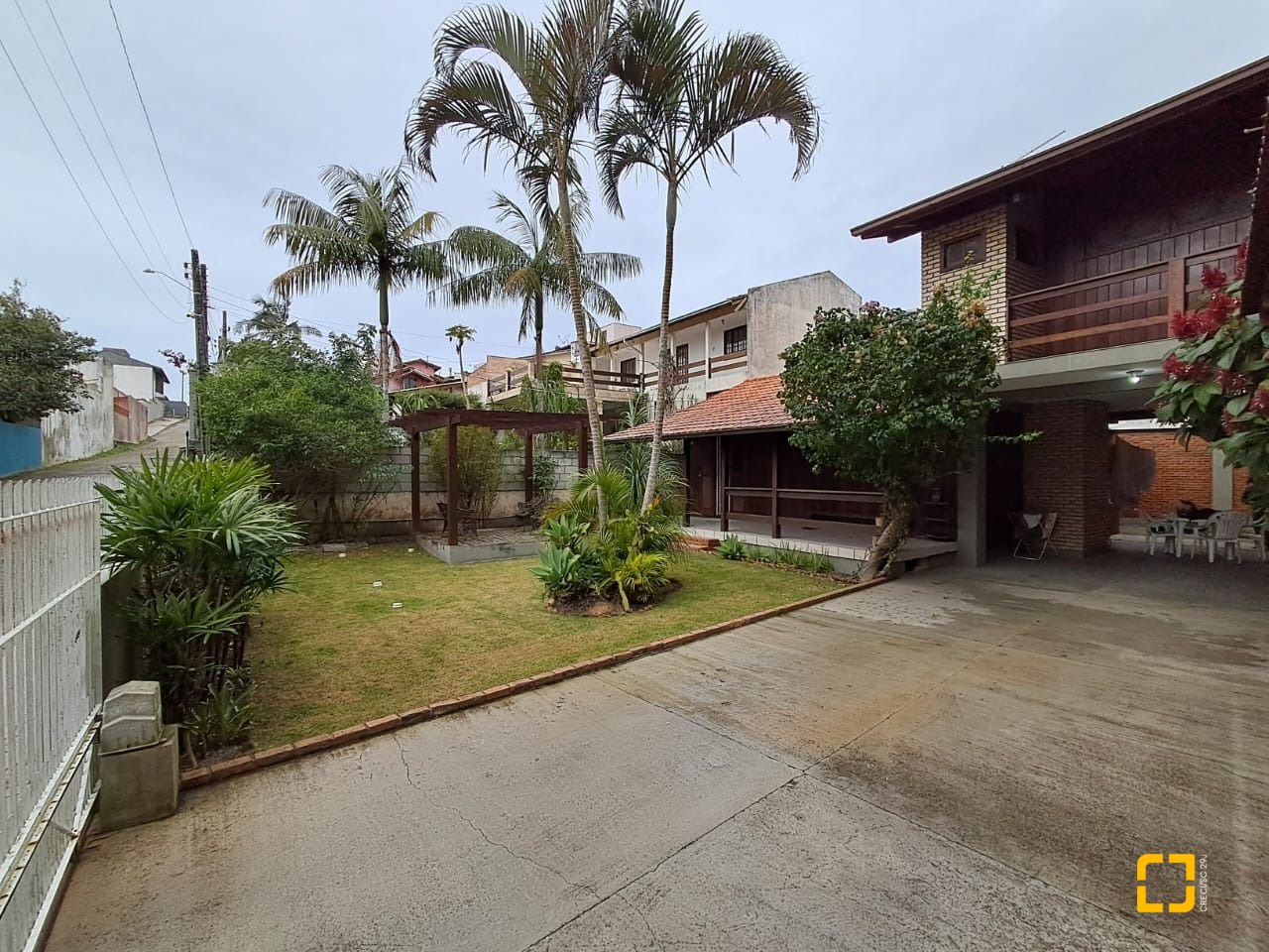 Casa com 75m², 3 quartos (sendo 1 suíte), 4 garagens, no bairro Ingleses do Rio Vermelho em Florianópolis