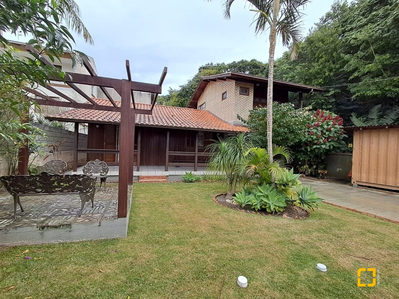 Casa com 75m², 3 quartos (sendo 1 suíte), 4 garagens, no bairro Ingleses do Rio Vermelho em Florianópolis