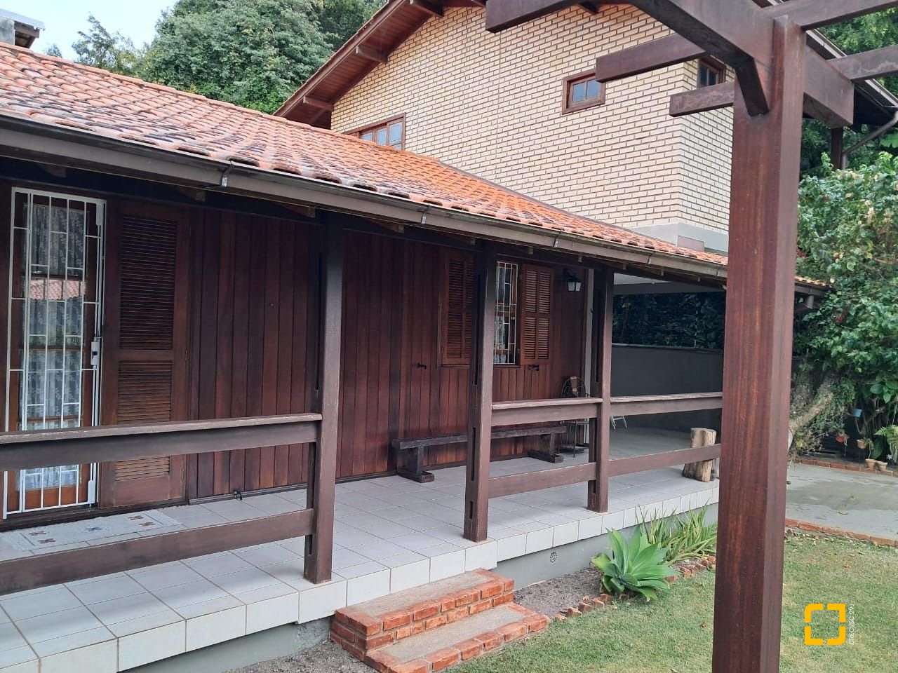 Casa com 75m², 3 quartos (sendo 1 suíte), 4 garagens, no bairro Ingleses do Rio Vermelho em Florianópolis