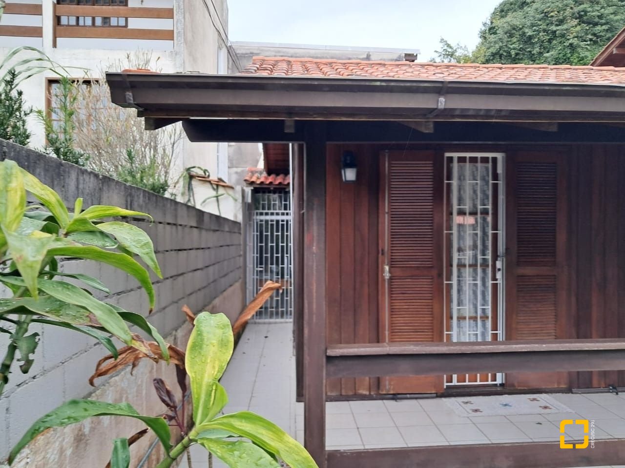 Casa com 75m², 3 quartos (sendo 1 suíte), 4 garagens, no bairro Ingleses do Rio Vermelho em Florianópolis