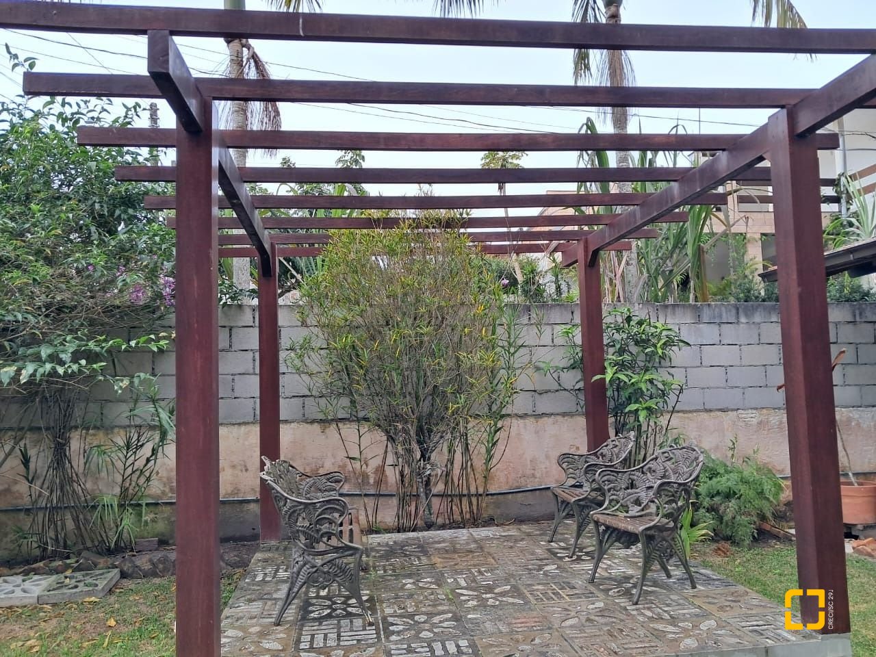 Casa com 75m², 3 quartos (sendo 1 suíte), 4 garagens, no bairro Ingleses do Rio Vermelho em Florianópolis