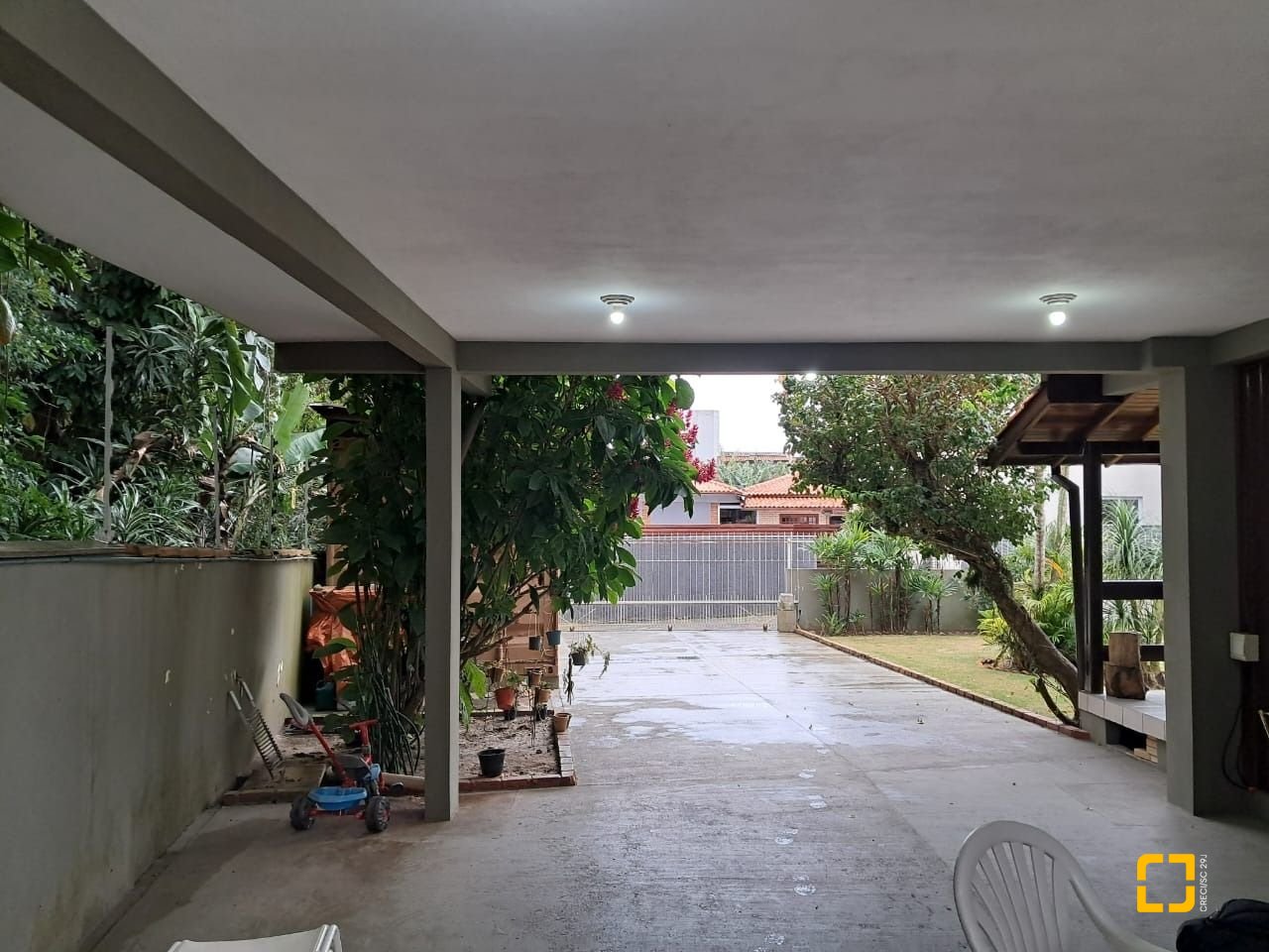 Casa com 75m², 3 quartos (sendo 1 suíte), 4 garagens, no bairro Ingleses do Rio Vermelho em Florianópolis