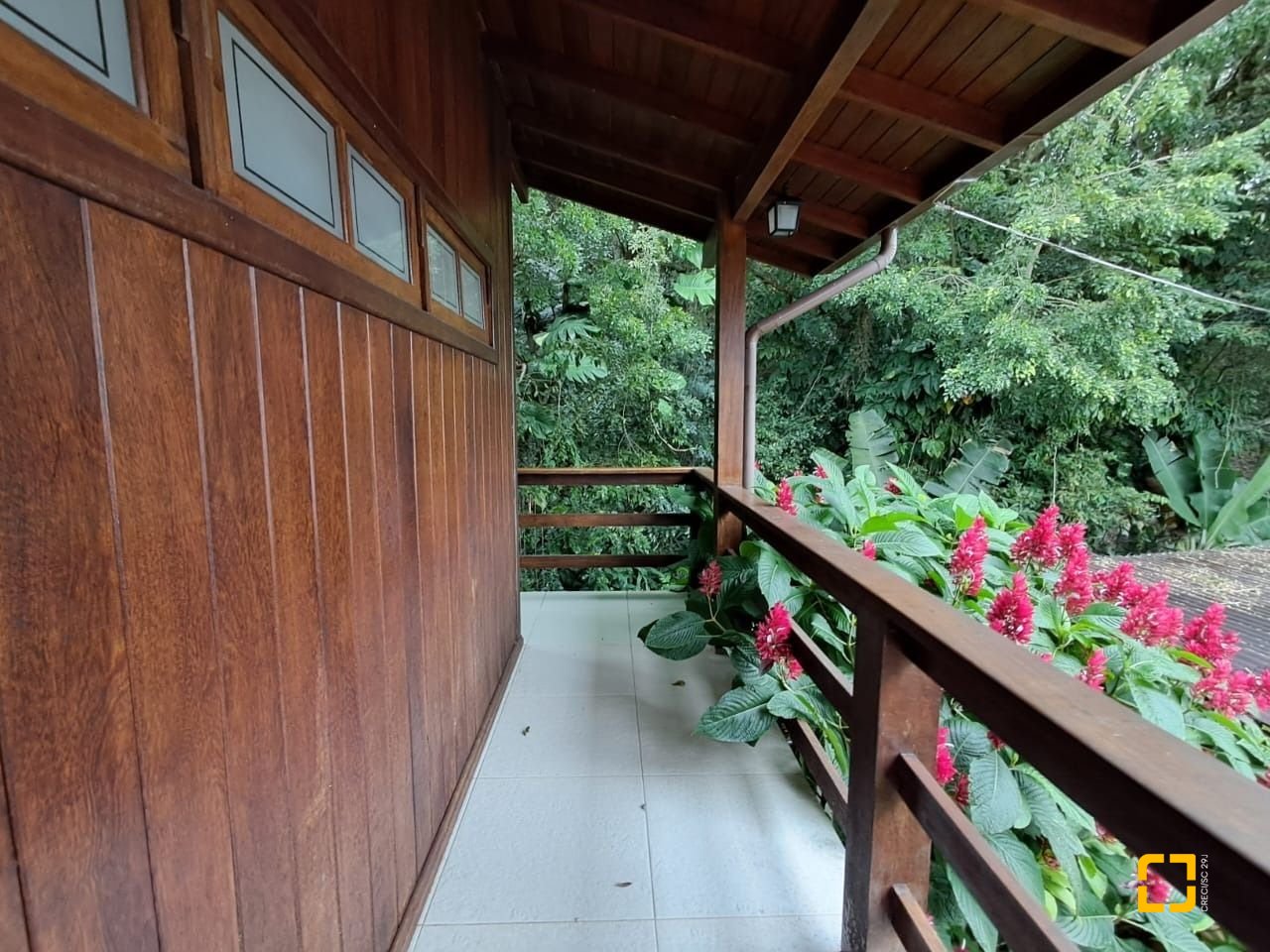 Casa com 75m², 3 quartos (sendo 1 suíte), 4 garagens, no bairro Ingleses do Rio Vermelho em Florianópolis