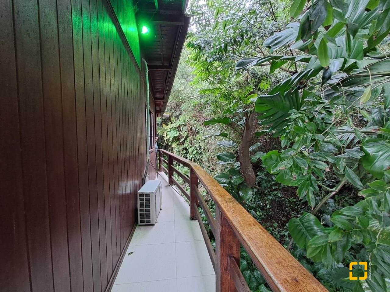 Casa com 75m², 3 quartos (sendo 1 suíte), 4 garagens, no bairro Ingleses do Rio Vermelho em Florianópolis