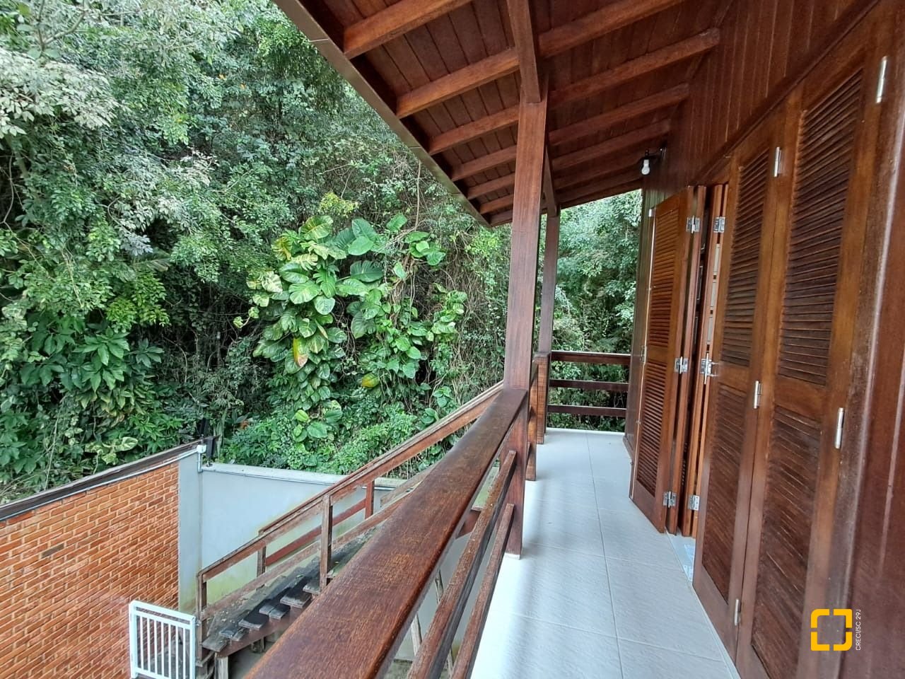 Casa com 75m², 3 quartos (sendo 1 suíte), 4 garagens, no bairro Ingleses do Rio Vermelho em Florianópolis