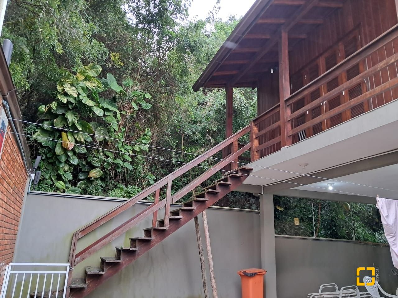 Casa com 75m², 3 quartos (sendo 1 suíte), 4 garagens, no bairro Ingleses do Rio Vermelho em Florianópolis
