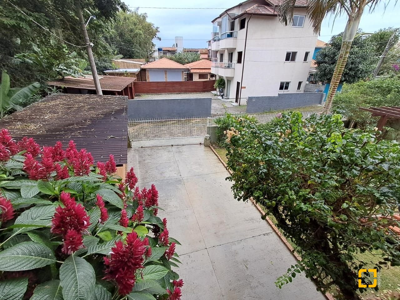 Casa com 75m², 3 quartos (sendo 1 suíte), 4 garagens, no bairro Ingleses do Rio Vermelho em Florianópolis