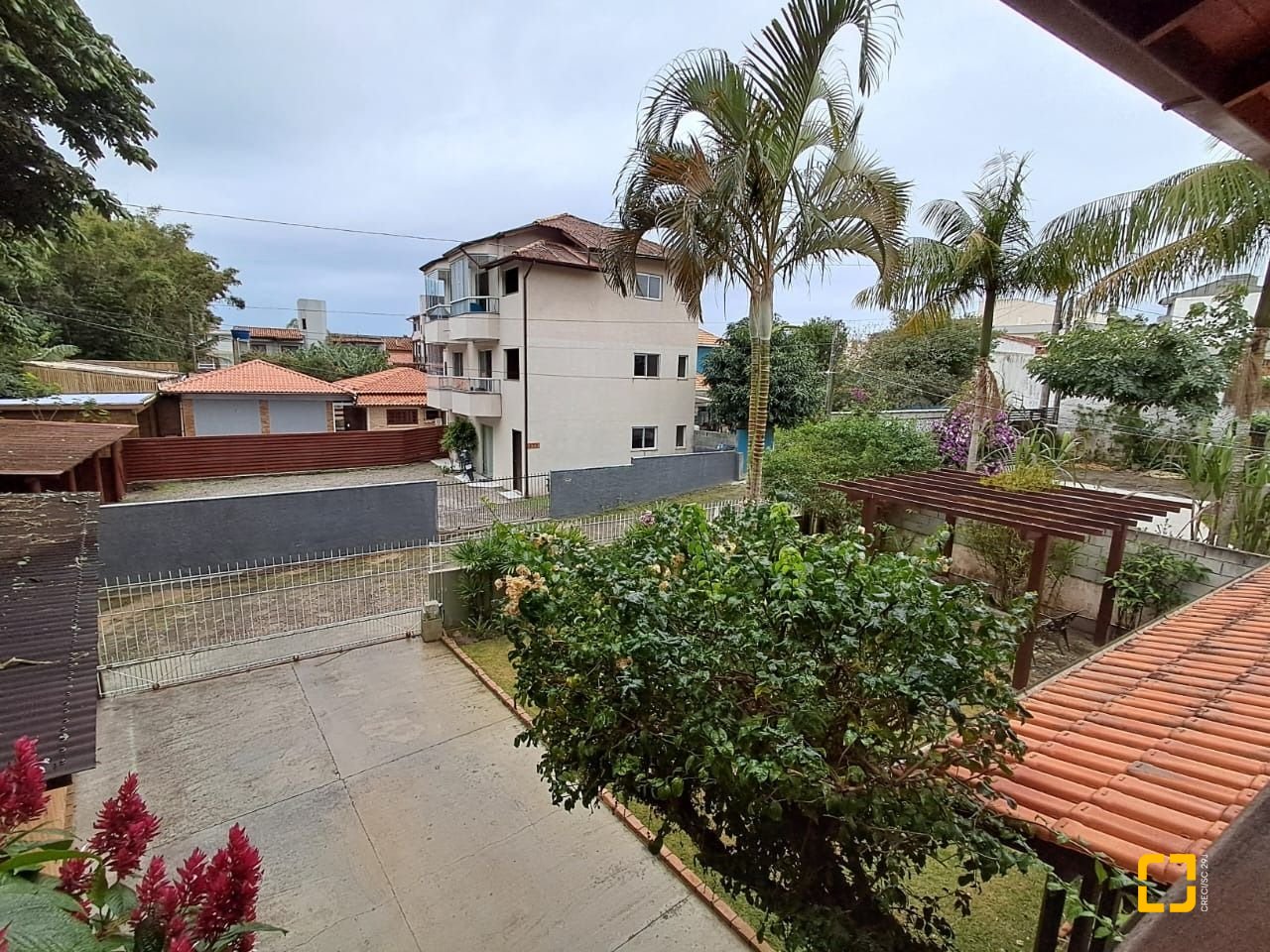 Casa com 75m², 3 quartos (sendo 1 suíte), 4 garagens, no bairro Ingleses do Rio Vermelho em Florianópolis