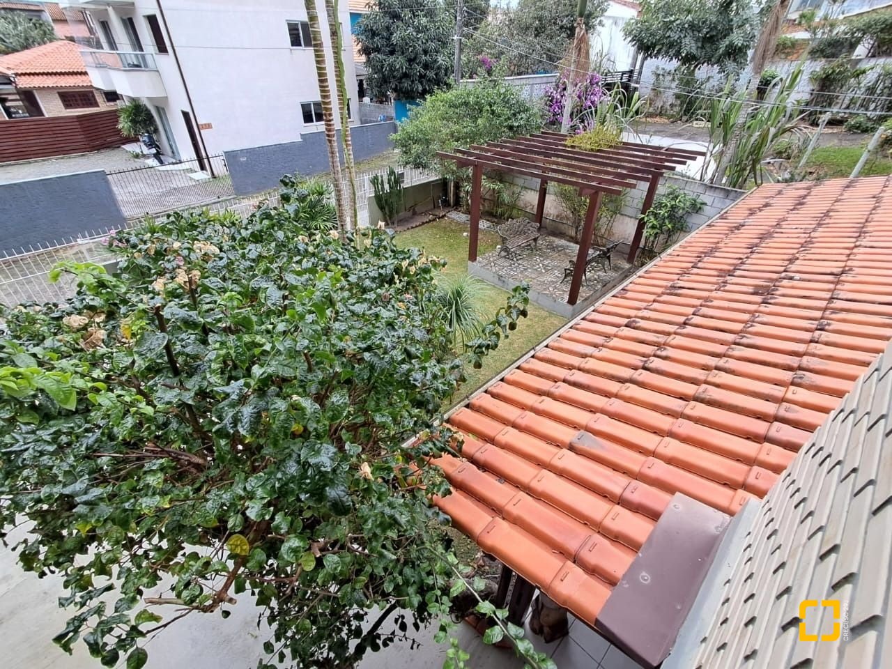 Casa com 75m², 3 quartos (sendo 1 suíte), 4 garagens, no bairro Ingleses do Rio Vermelho em Florianópolis