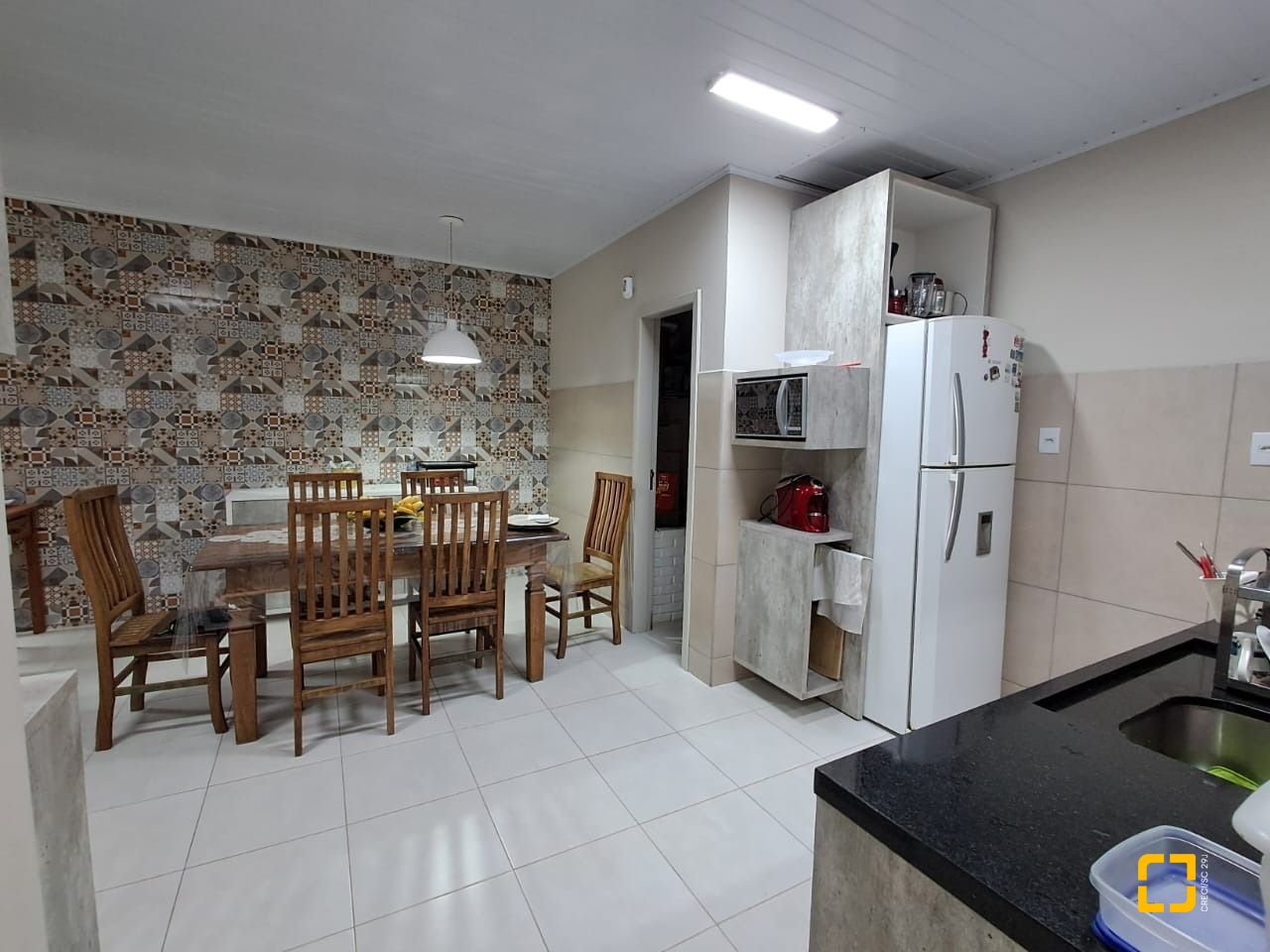 Casa com 75m², 3 quartos (sendo 1 suíte), 4 garagens, no bairro Ingleses do Rio Vermelho em Florianópolis