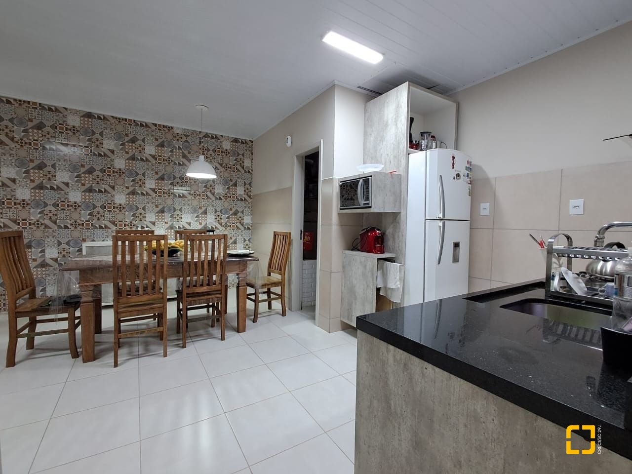 Casa com 75m², 3 quartos (sendo 1 suíte), 4 garagens, no bairro Ingleses do Rio Vermelho em Florianópolis