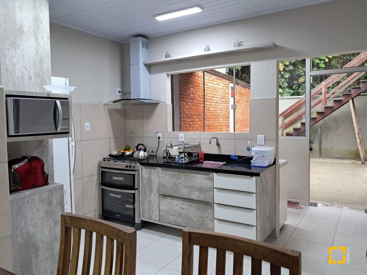 Casa com 75m², 3 quartos (sendo 1 suíte), 4 garagens, no bairro Ingleses do Rio Vermelho em Florianópolis
