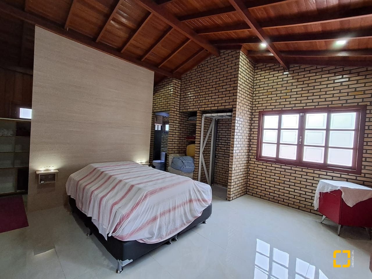 Casa com 75m², 3 quartos (sendo 1 suíte), 4 garagens, no bairro Ingleses do Rio Vermelho em Florianópolis