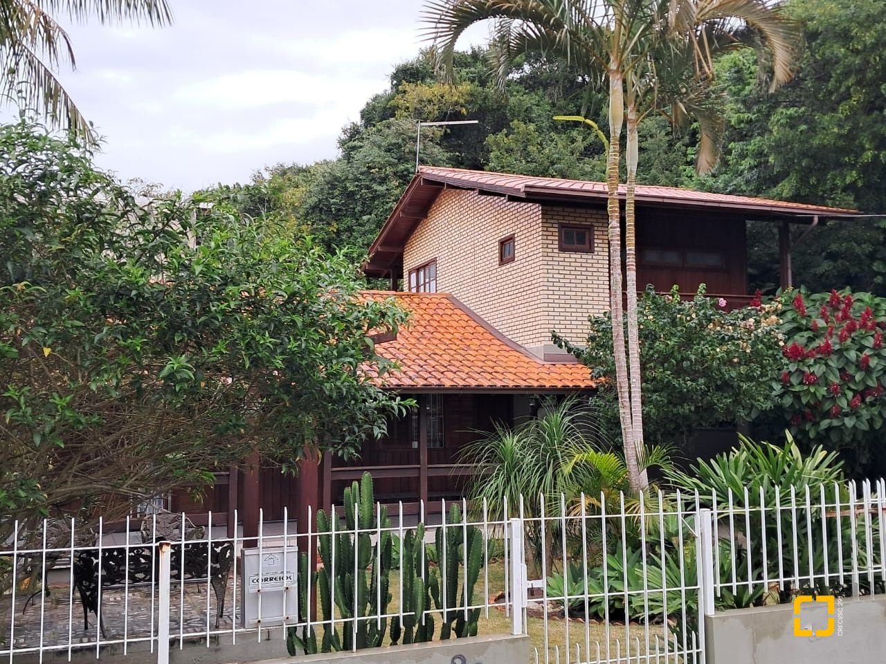 Casa com 75m², 3 quartos (sendo 1 suíte), 4 garagens, no bairro Ingleses do Rio Vermelho em Florianópolis
