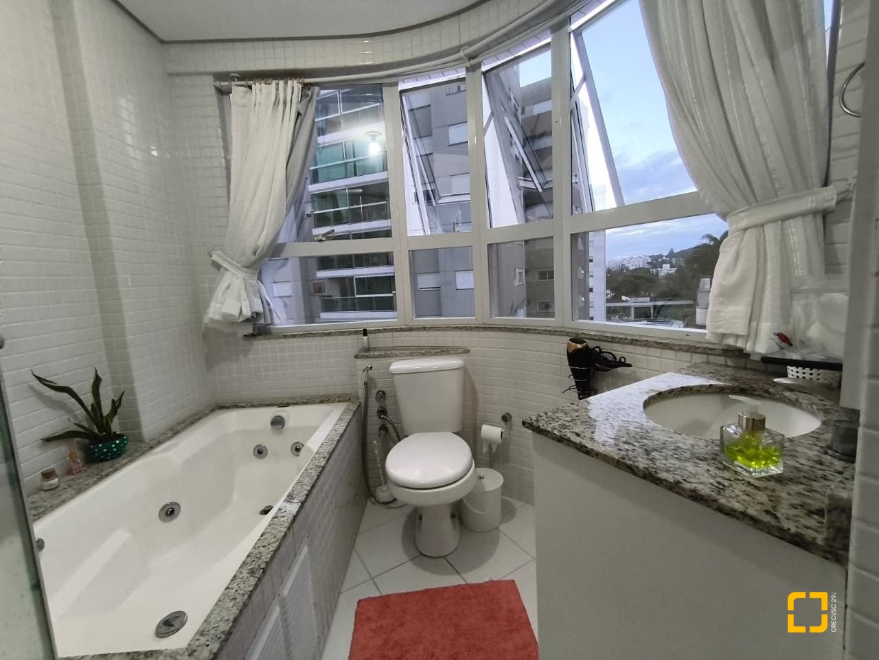 Apartamento com 107m², 4 quartos (sendo 1 suíte), 2 garagens, no bairro Itacorubi em Florianópolis