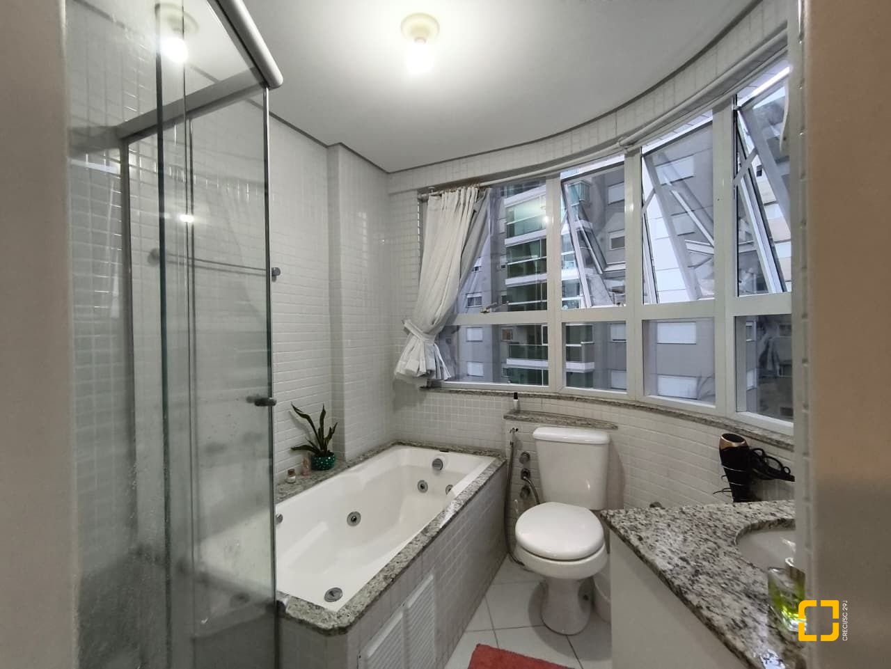 Apartamento com 107m², 4 quartos (sendo 1 suíte), 2 garagens, no bairro Itacorubi em Florianópolis