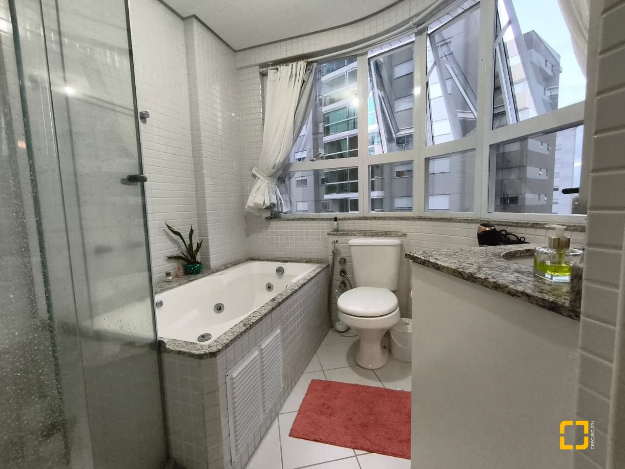 Apartamento com 107m², 4 quartos (sendo 1 suíte), 2 garagens, no bairro Itacorubi em Florianópolis