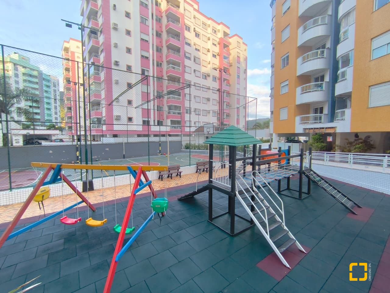 Apartamento com 107m², 4 quartos (sendo 1 suíte), 2 garagens, no bairro Itacorubi em Florianópolis