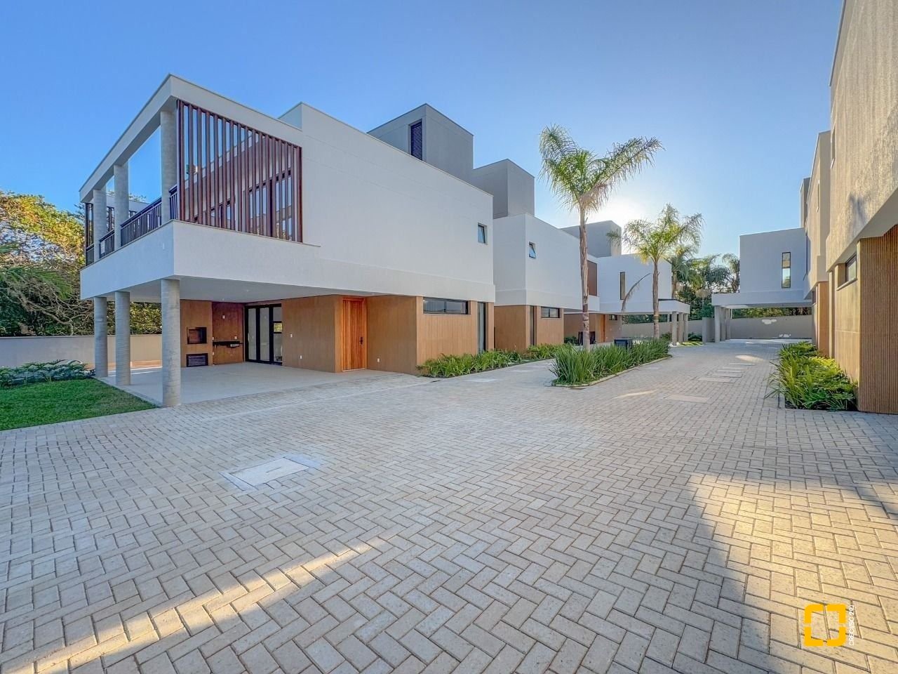 Casa de Condomínio com 230m², 6 quartos (sendo 3 suítes), 2 garagens, no bairro Cacupé em Florianópolis
