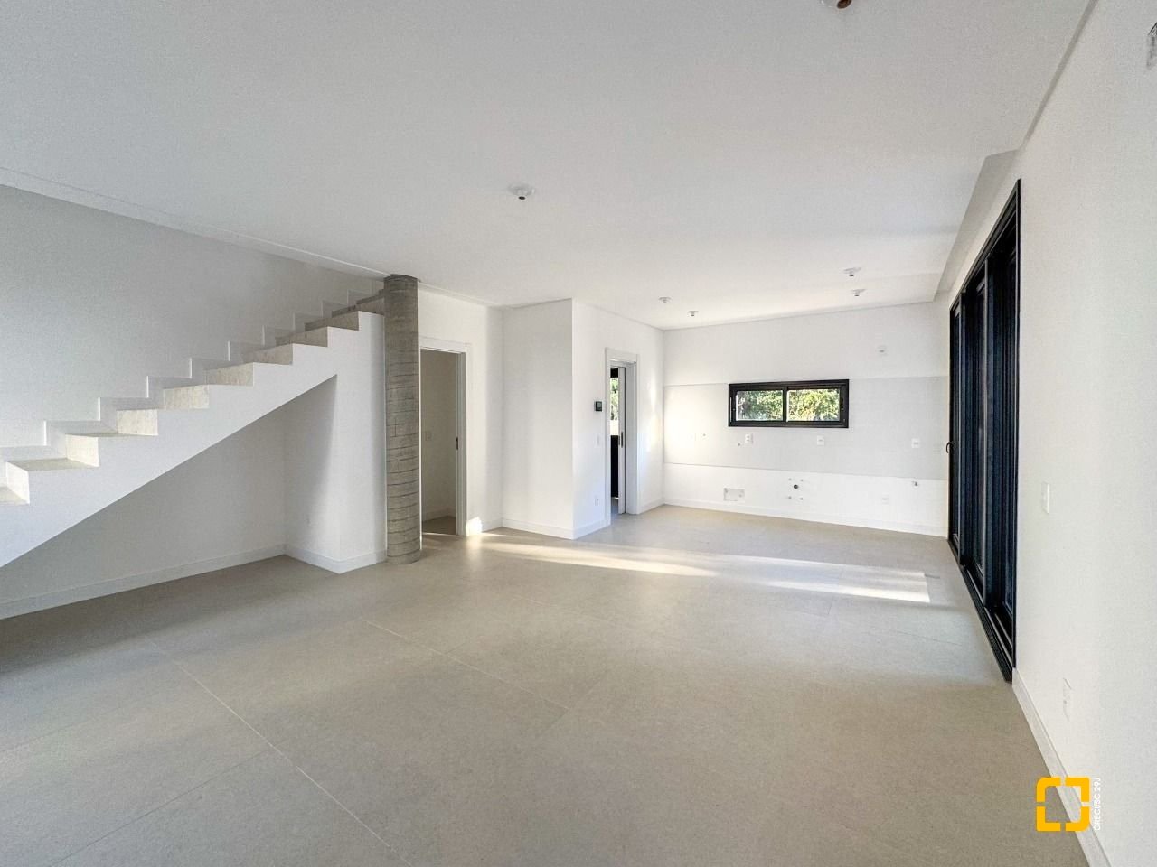 Casa de Condomínio com 230m², 6 quartos (sendo 3 suítes), 2 garagens, no bairro Cacupé em Florianópolis
