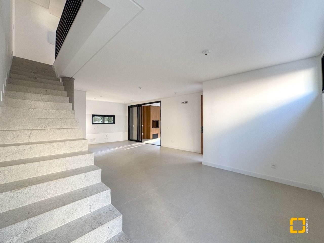 Casa de Condomínio com 230m², 6 quartos (sendo 3 suítes), 2 garagens, no bairro Cacupé em Florianópolis