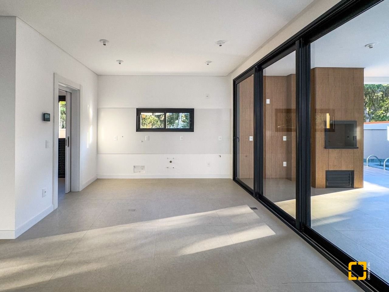 Casa de Condomínio com 230m², 6 quartos (sendo 3 suítes), 2 garagens, no bairro Cacupé em Florianópolis
