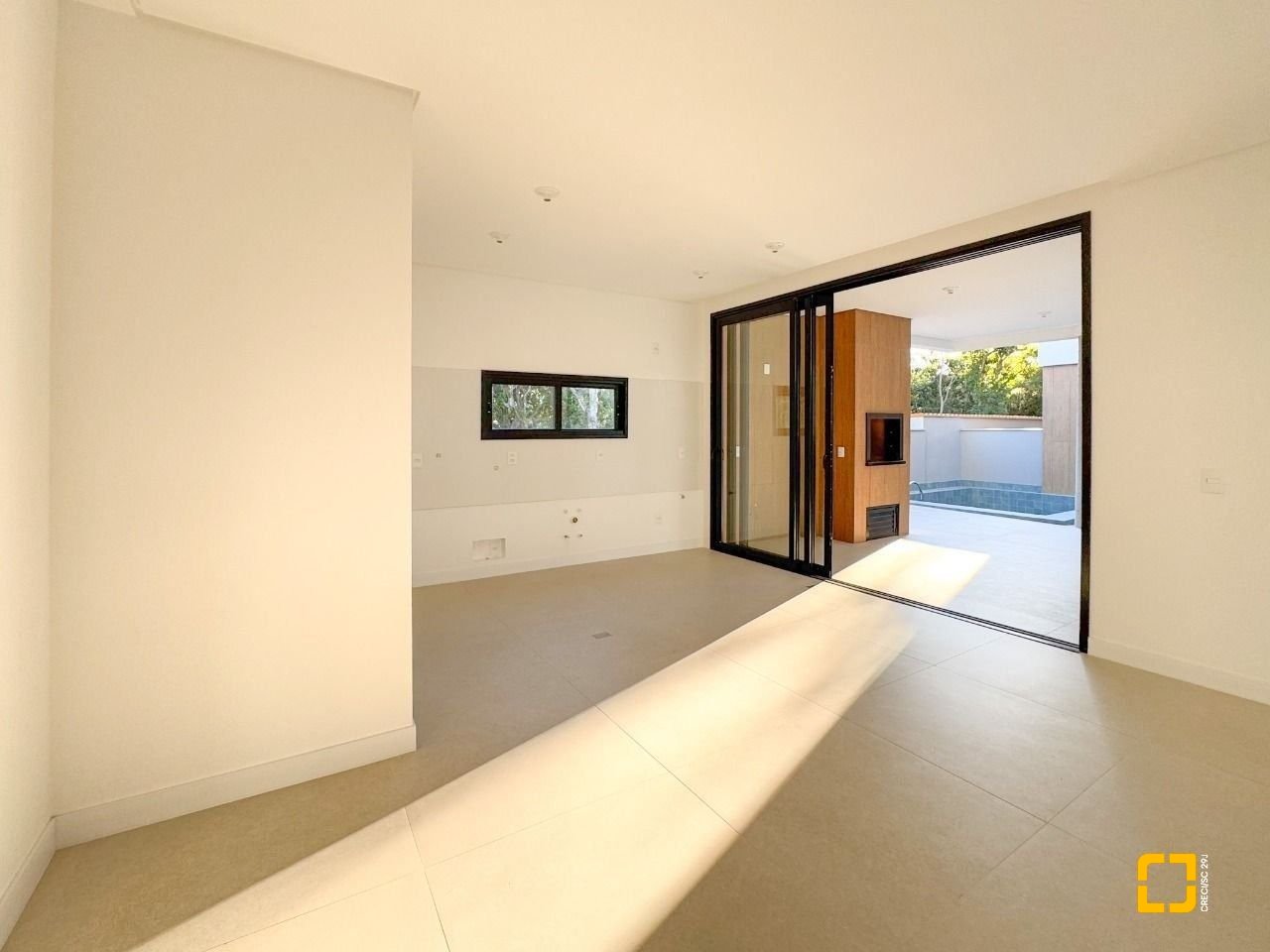 Casa de Condomínio com 230m², 6 quartos (sendo 3 suítes), 2 garagens, no bairro Cacupé em Florianópolis