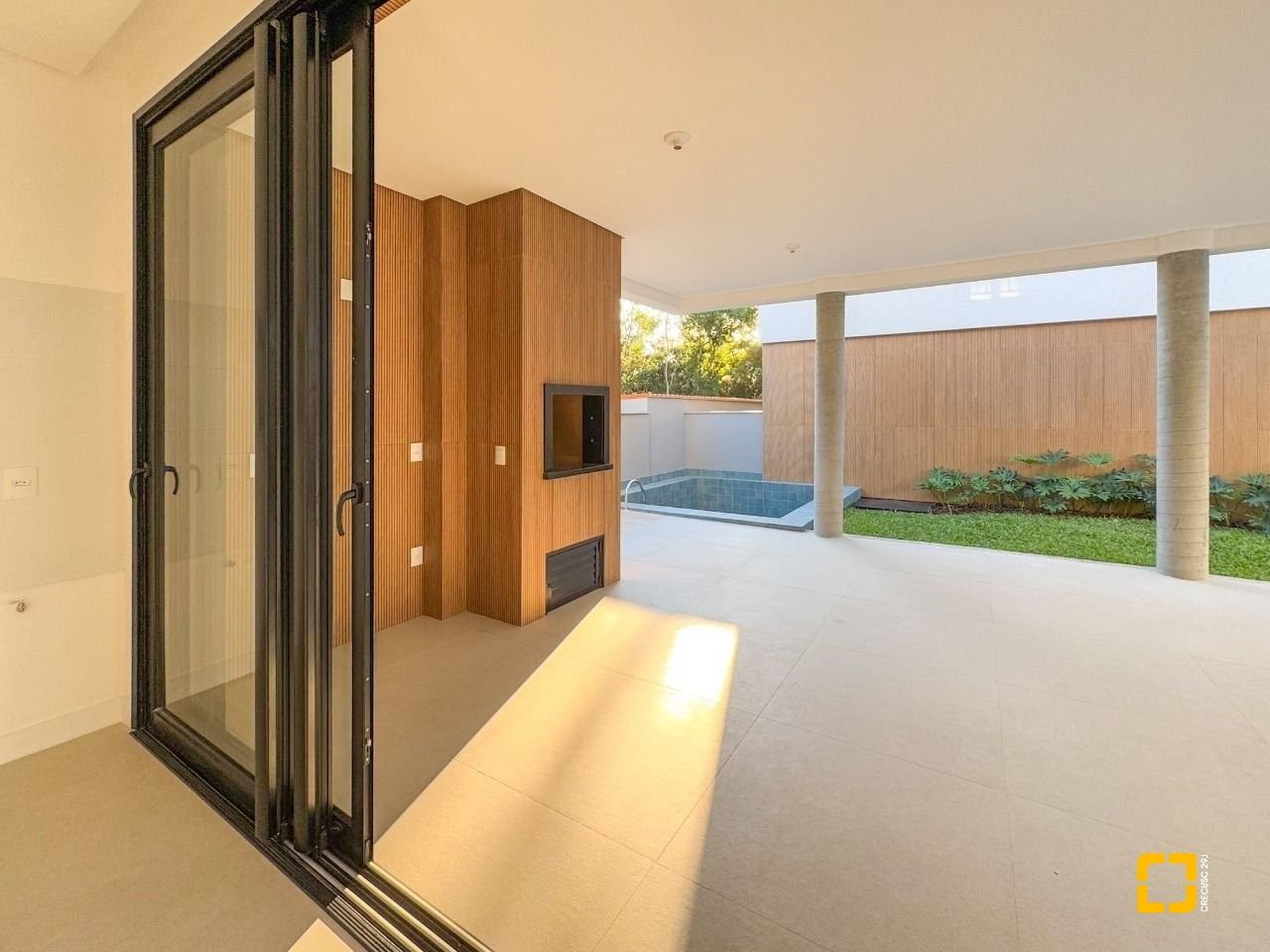 Casa de Condomínio com 230m², 6 quartos (sendo 3 suítes), 2 garagens, no bairro Cacupé em Florianópolis