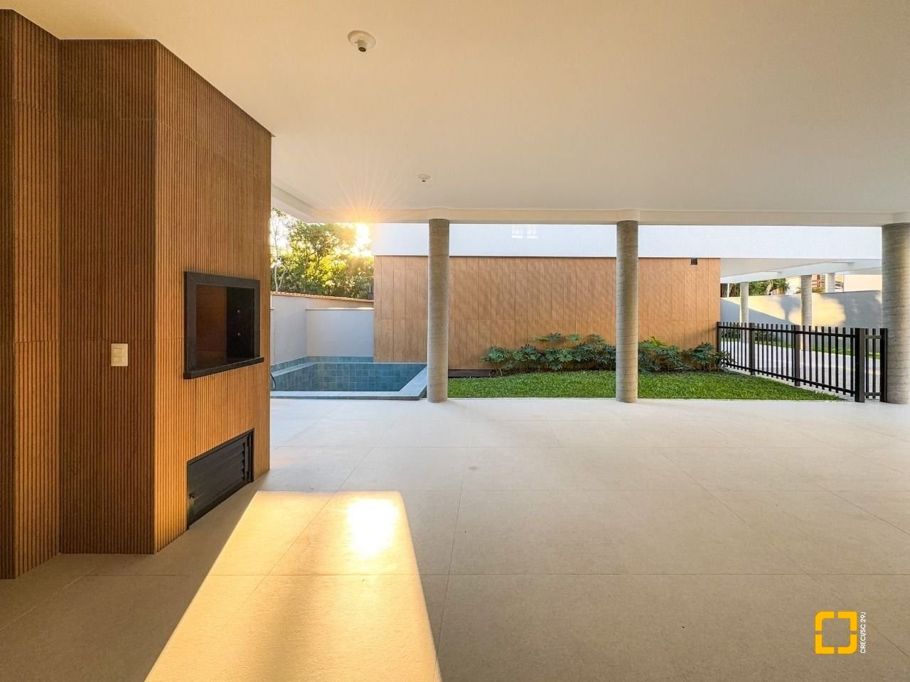Casa de Condomínio com 230m², 6 quartos (sendo 3 suítes), 2 garagens, no bairro Cacupé em Florianópolis