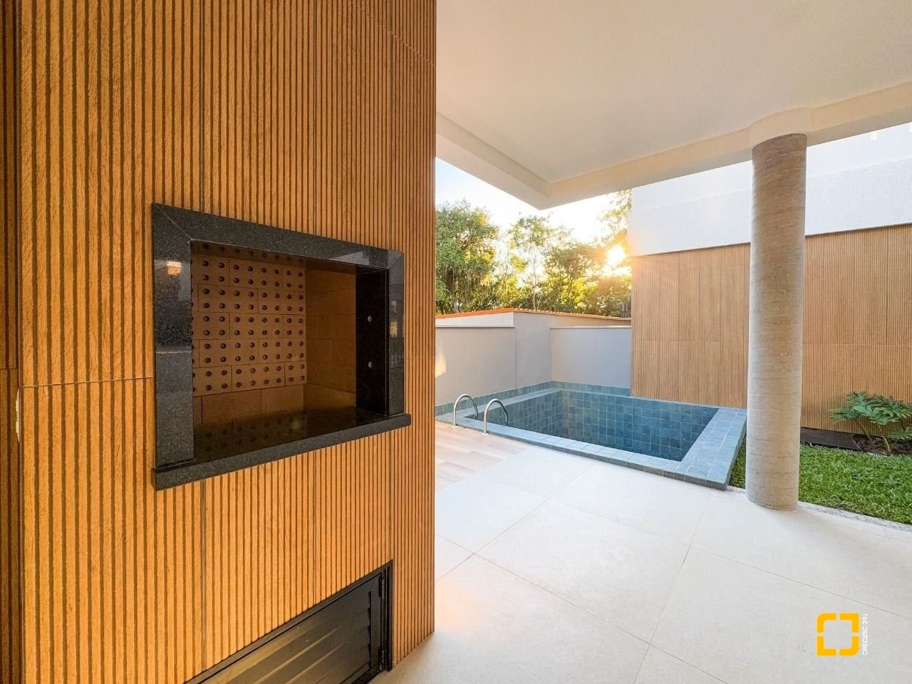 Casa de Condomínio com 230m², 6 quartos (sendo 3 suítes), 2 garagens, no bairro Cacupé em Florianópolis